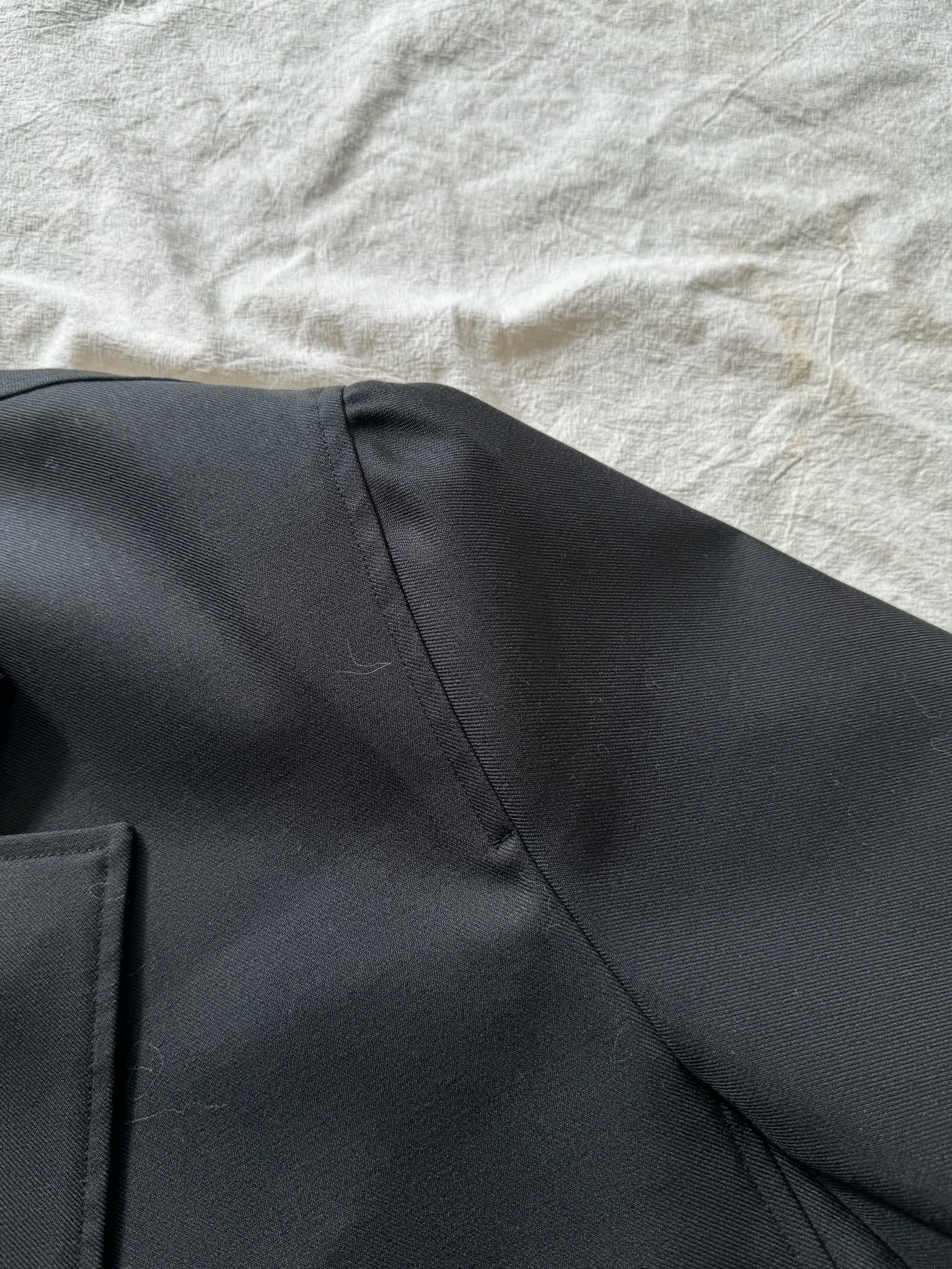 Short section silhouette blazer!