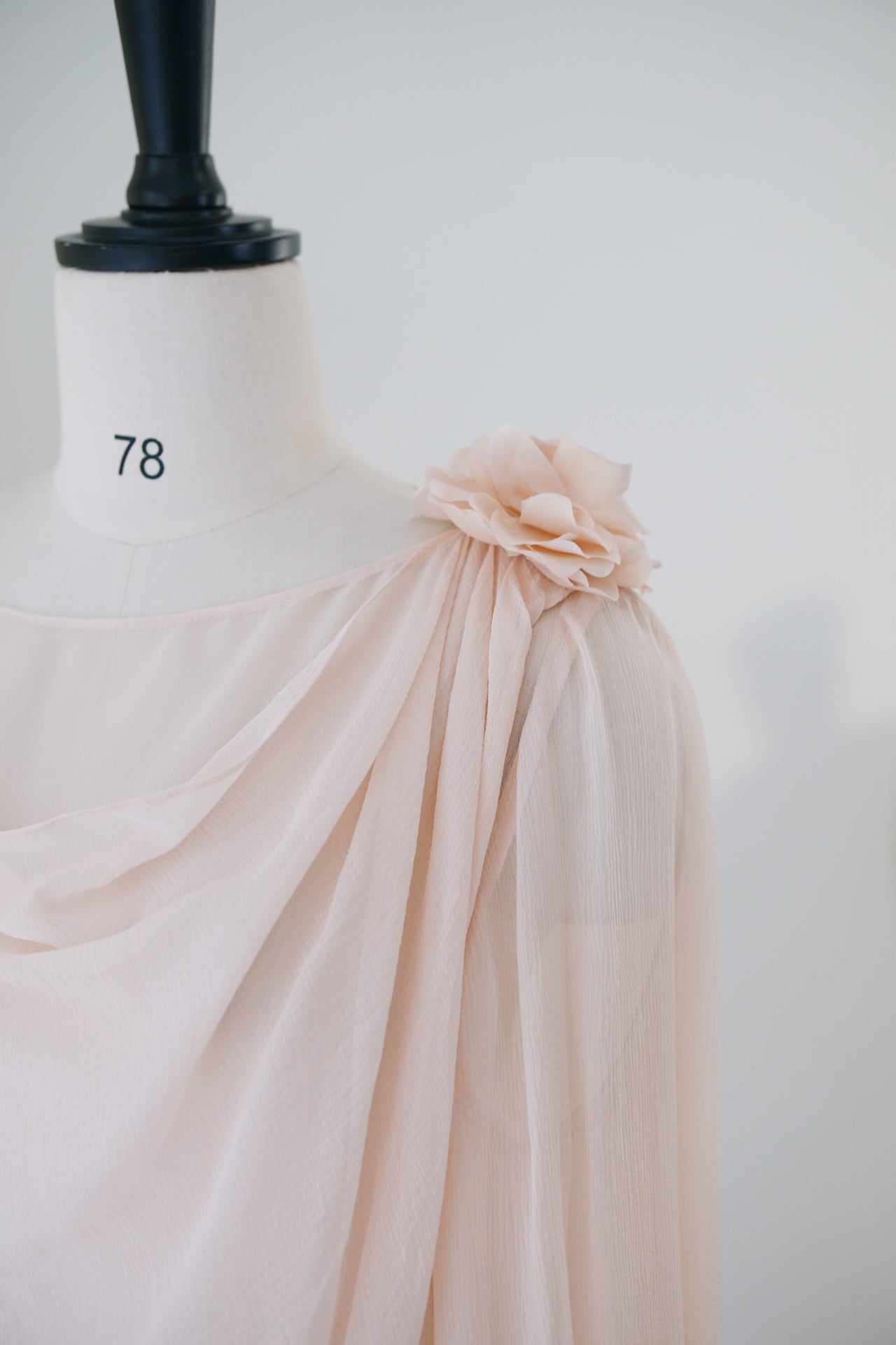 SS24 Blusa de seda Athena con velo floral arrugado